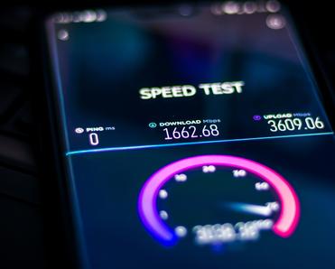 A close-up of a cell phone screen showing an internet speed test result with 0 ping, 1,662 Mbps download speed, and 3,609 Mbps upload speed.